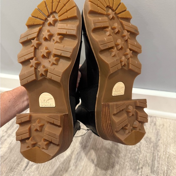 Sorel Black Leather Chelsea Ankle Boots with Tan Sole - Picture 5 of 9